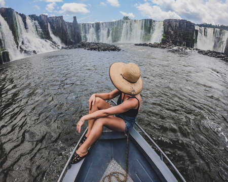 Mulher em barco próximo à cachoeira de santo Antônio, em Laranjal do jari, Amapá. É considerada como as "cataratas do Amapá"