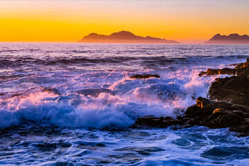 Atardecer en el mar con olas.  Ría de Vigo. Galicia. España. 