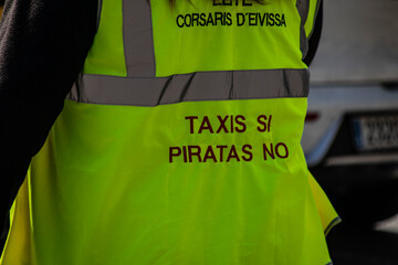 Detalle de un chaleco fluorescente de la manifestación taxista de 2020