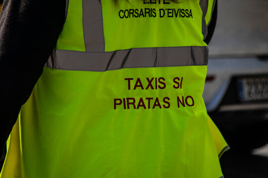 Detalle de un chaleco fluorescente de la manifestaci&oacute;n taxista de 2020