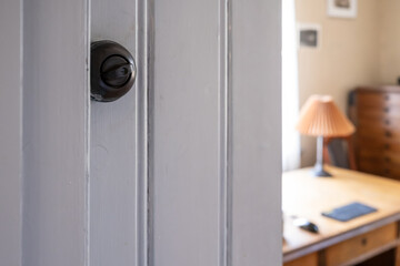 Obraz premium Old electric switch to be turned to turn the light on or off, against the backdrop of a cozy interior.