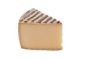 fromage de montagne en gros plan, isolé sur un fond blanc