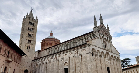 Cattedrale in un centro storico di una città italiana