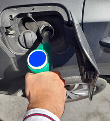 Fare rifornimento di carburante alla propria auto prima di partire per un viaggio