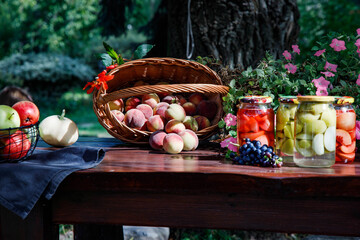 Owoce na stole - brzoskwinie, winogrona, kompoty, przetwory w ogrodzie - zdrowe jedzenie, naturalne, ekologiczne, bio - obrazy, fototapety, plakaty