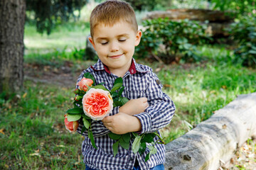 Fototapeta Rozmarzone dziecko i kwiaty dla mamy, kwiaty na dzień nauczyciela prosto z ogrodu, polne kwiaty, od serca, z okazji dnia mamy, z okazji dnia nauczyciela obraz