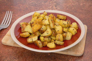pommes de terre sautées dans une assiette