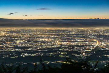 丹沢山系大山山頂から夜明けの関東平野