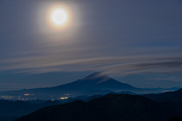丹沢山系大山山頂から月光に照らされた富士山