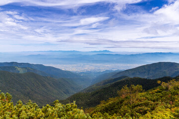 蝶ヶ岳山頂から松本市の街並みと遠くの山々