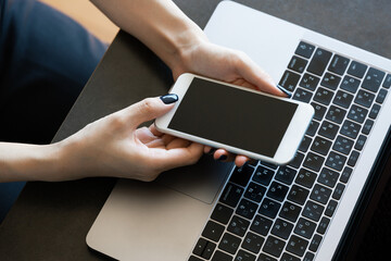 オフィスでスマホを使う女性の手元