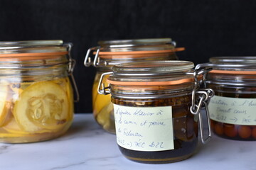assortiment de bocaux de légumes par une méthode de conservation
