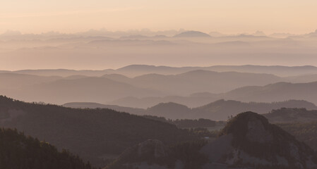 Obraz premium paysage du parc naturel des Monts d'ardèche dans la région des sucs à l'aube en été