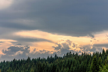 Idyllischer Wolkenhimmel am Abendhimmel über Wald im Erzgebirge