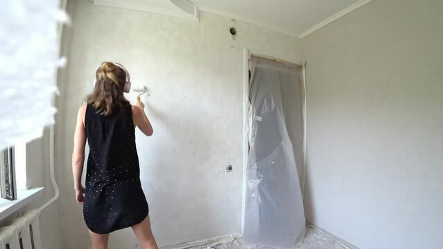 a dancing woman painting wall 
