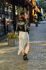 Obraz premium woman walking on the street