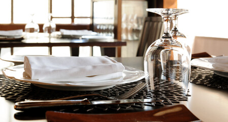 レストランのテーブルセッティング　食器とカトラリー
