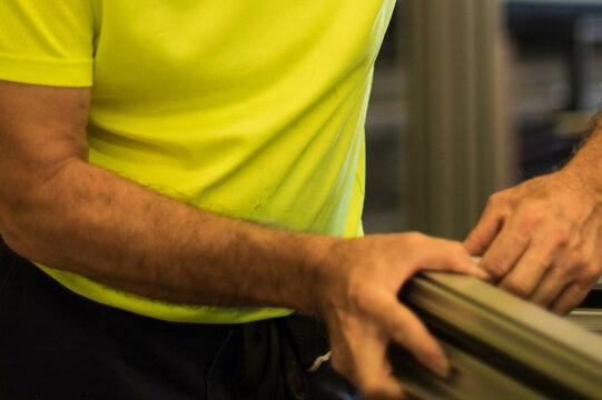 Industria carpinter&iacute;a met&aacute;lica, trabaja a contra reloj, a pesar de la subida de materiales