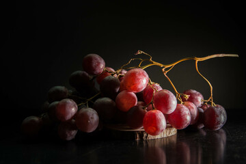 Racimo de uvas de la vendimia sobre fondo oscuro. Espacio para texto. 