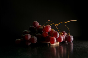 Racimo de uvas de la vendimia sobre fondo oscuro. Espacio para texto. 