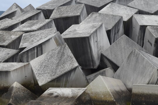 Cubos de concreto utilizados como rompeolas para proteger el puerto marítimo © alejandro