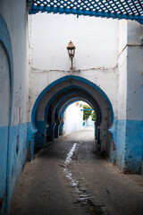 Callejuela en Marruecos con arcos azules y blanco.