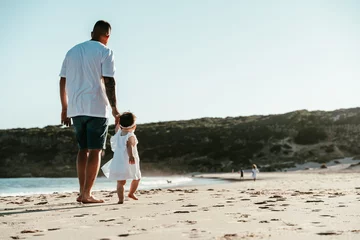 Crédence de cuisine en verre imprimé Plage de Bolonia, Tarifa, Espagne Padre e hija caminando por la orilla de la playa al fondo dunas de Bolonia tarifa.