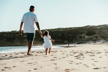 Cercles muraux Plage de Bolonia, Tarifa, Espagne Padre e hija caminando por la orilla de la playa con dunas de Bolonia tarifa  al fondo 
