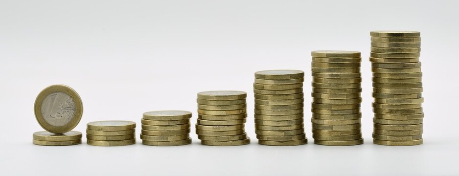 Pilas de monedas de euro dispuestas de menor a mayor, devaluaci&oacute;n del euro	