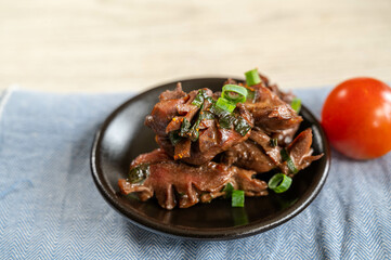 しょうゆに漬けた砂肝の炒め