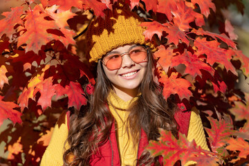 Teenager girl on autumn fall background. smiling teen girl in sunglasses at autumn leaves on natural background