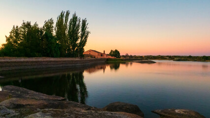 Atardecer en el lago de Los Barruecos en Malpartida de Cáceres