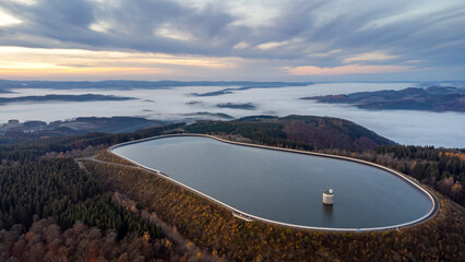 Oberbecken Pumpspeicherwerk See bei Sonnenaufgang mit Nebel in den umliegenden W&auml;ldern