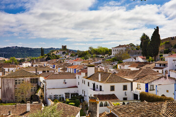 Vista general de la villa de Óbidos y sus tejados en Portugal.