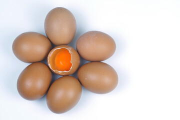 A cracked egg amongs the whole eggs