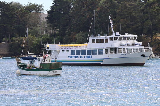 B&acirc;teau de croisi&egrave;re sur la rivi&egrave;re Odet, village de Benodet, d&eacute;partement du Finist&egrave;re, Bretagne, France