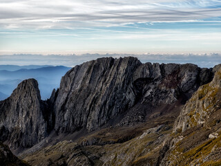 Montañas de roca y mar de nubes de fondo