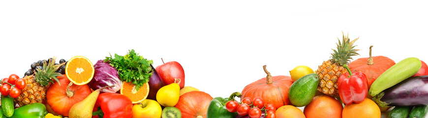 Verschillende nuttige groenten en fruit geïsoleerd op wit. Brede foto. Collage. Vrije ruimte voor tekst.