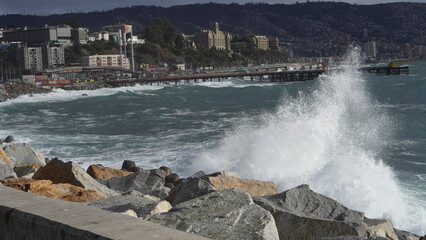 Vista hacia las olas del mar en la costa de Valparaíso en donde se ve el mar agitado por un...