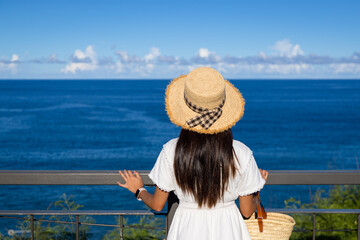 Fototapeta premium Woman go travel with the blue sea background
