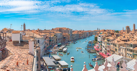 Fototapeta na wymiar Le canal de Venise vu depuis la terrasse de Fondaco dei Tedeschi. 
