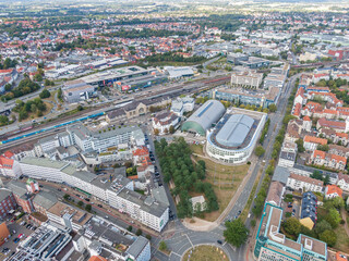 Großstadt Bielefeld Stadthalle und Hauptbahnhof Draufsicht / Luftaufnahme Nordrhein-Westfalen Deutschland - obrazy, fototapety, plakaty