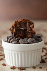 Brigadeiro de chocolate com granulado vista frontal e mordido