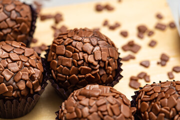 Brigadeiro de chocolate com granulado em tábua de maneira vista aérea 