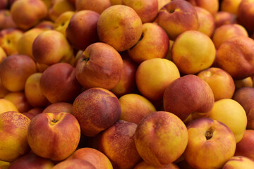 Fototapeta na wymiar Lots of peaches in the market