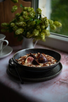 Oatmeal for breakfast with figs and agave syrup