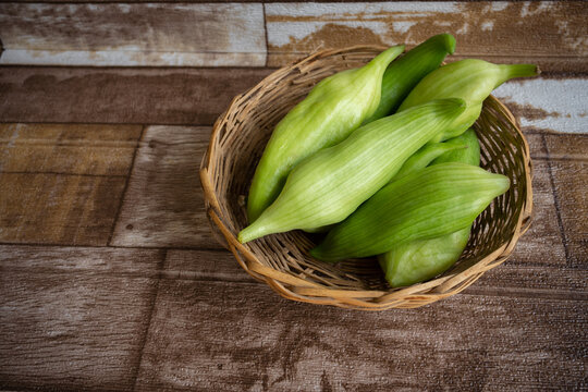 basket of green peas