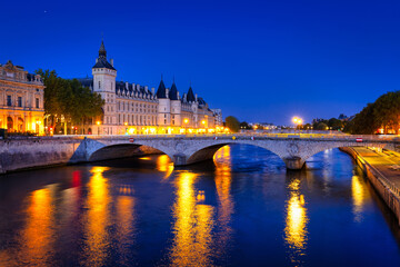 Fototapeta na wymiar The Conciergerie palace and prison by the Seine river at dawn, Paris. France