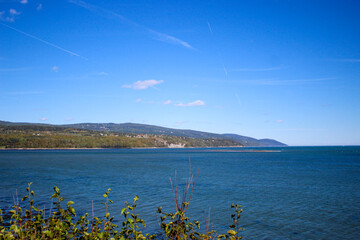 Paysage pr&egrave;s de l'eau