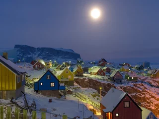 Schilderijen op glas Arctic night and full moon over Uummannaq during winter in northern West Greenland beyond the Arctic Circle. Greenland, Danish territory © Danita Delimont